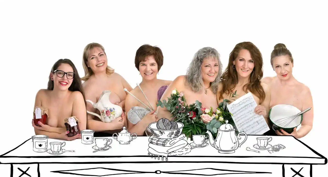 Kalendergirls bei Tisch