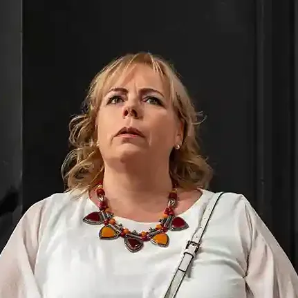 Elisabeth Tschenett-Schäfer im Stück Ein Teufel liest auch Kleinanzeigen