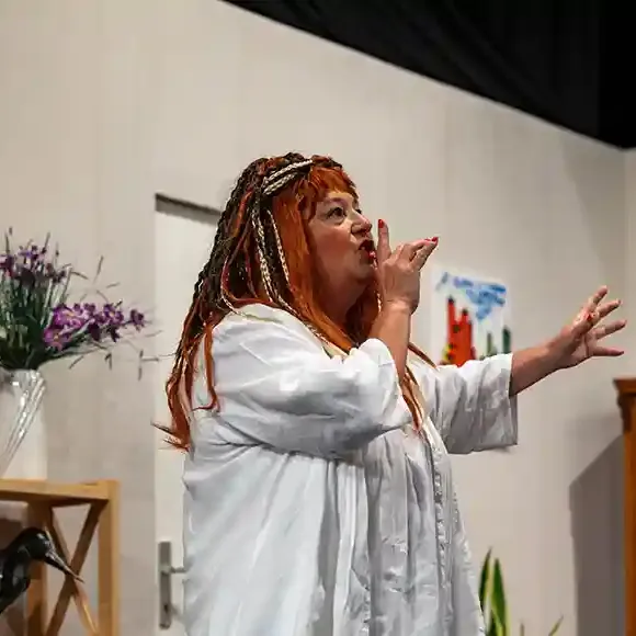 Petra Pschill im Stück Ein Teufel liest auch Kleinanzeigen