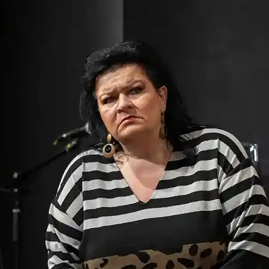 Sabine Zotter im Stück Ein Teufel liest auch Kleinanzeigen