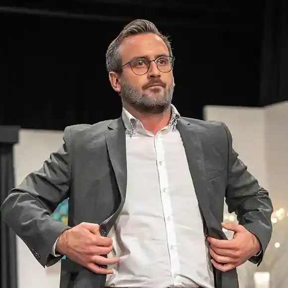 Swen Tesarek im Stück Ein Teufel liest auch Kleinanzeigen