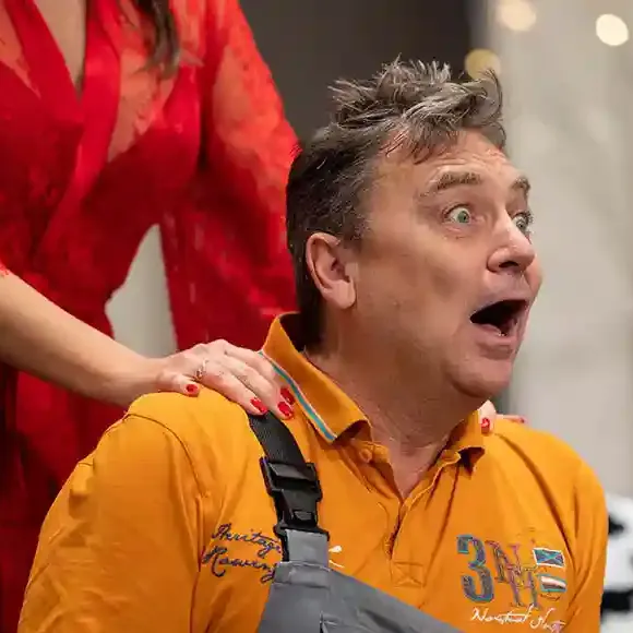 Thomas Mayer im Stück Ein Teufel liest auch Kleinanzeigen