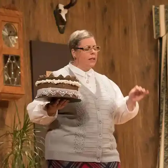 Elisabeth Tschenett-Schäfer im Stück Eine Leiche, keine Leiche
